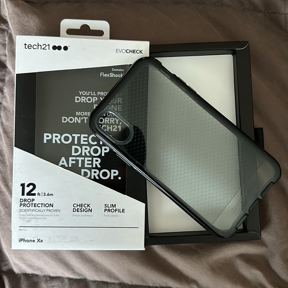 tech21 iPhone XR Case EVOCHECK Design 12ft | 3.6m Drop Protection | Slim Profile - Picture 3 of 3